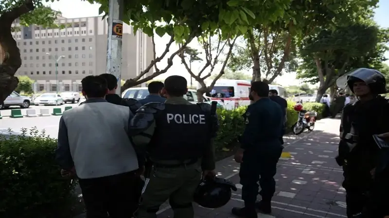 إيران تعتقل 13 شخصًا من "عبدة الشيطان" في طهران