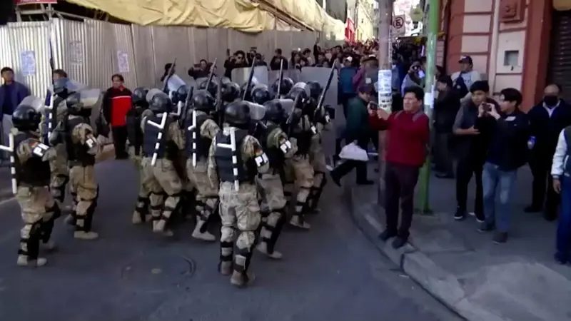 بوليفيا.. عزل واعتقال قائد الجيش وانسحاب من محيط قصر الرئاسة (فيديو)
