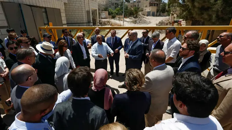 لحظة إطلاق إسرائيل النار على وفد دبلوماسي قرب جنين (فيديو)