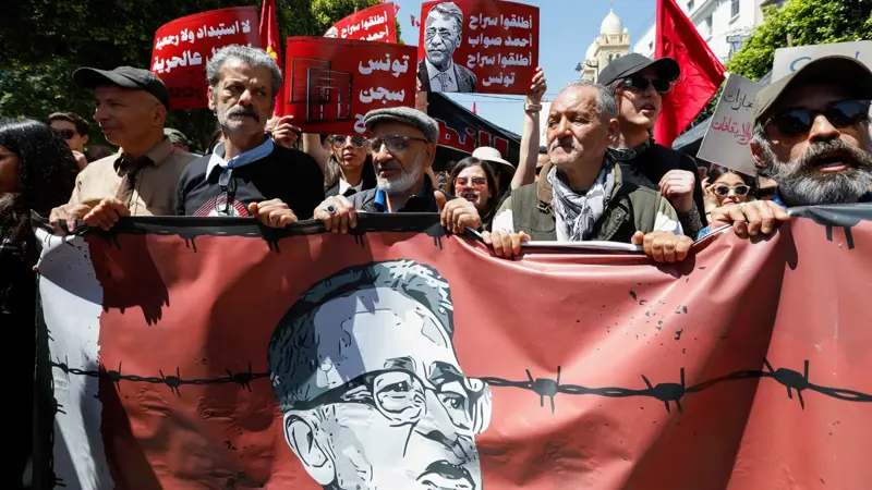 تونس.. مسيرة مؤيدة لسعيد والمعارضة تدعو إلى الإفراج عن معتقلين (صور)
