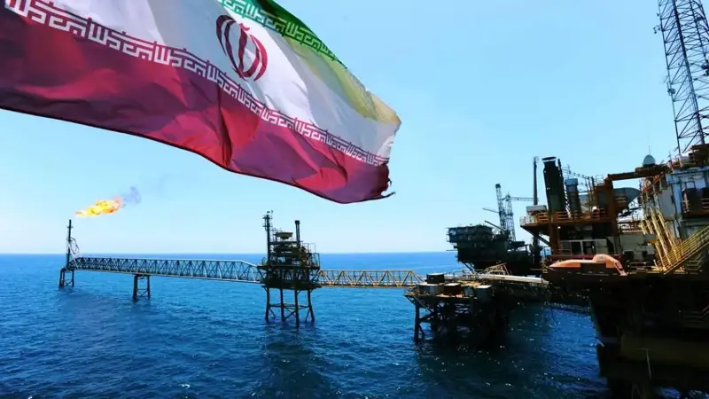 إيران تلجأ لـ"صكوك النفط" لتوفير السيولة.. ومحللون: ستزيد عبء الديون