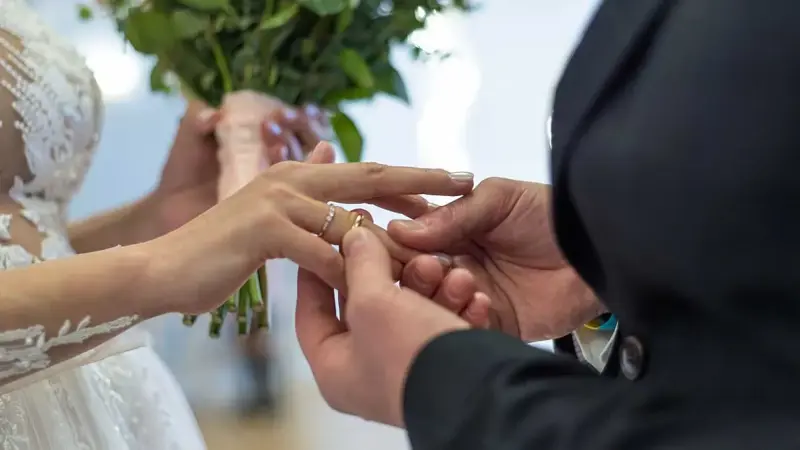 أبوظبي توثق أول عقد زواج مدني لغير المسلمين