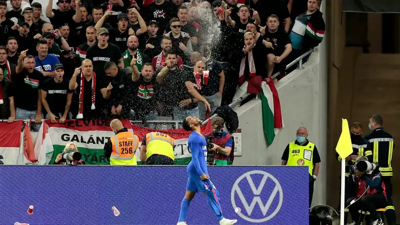 الفيفا يتعهد بـ"إجراءات مناسبة" تجاه جمهور المجر بعد الهتافات العنصرية ضد لاعبي إنجلترا