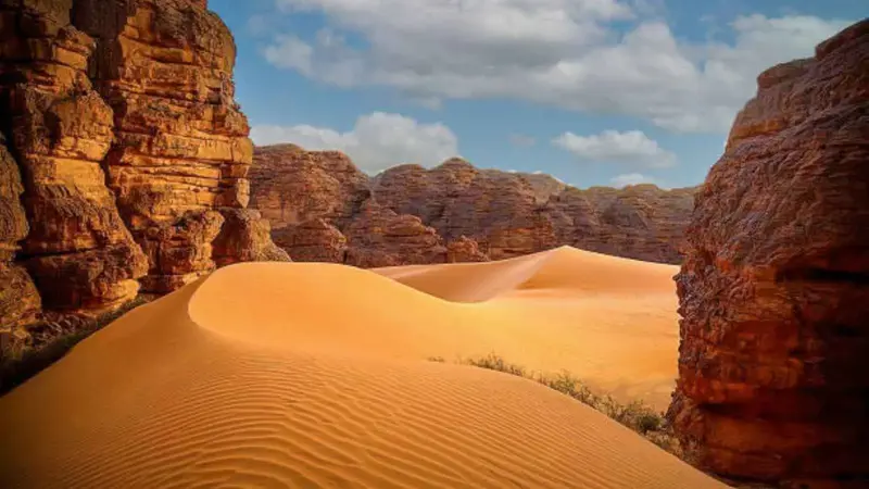 شاب يكتشف قريةً غامضة وسط الصحراء الجزائرية (صورة)