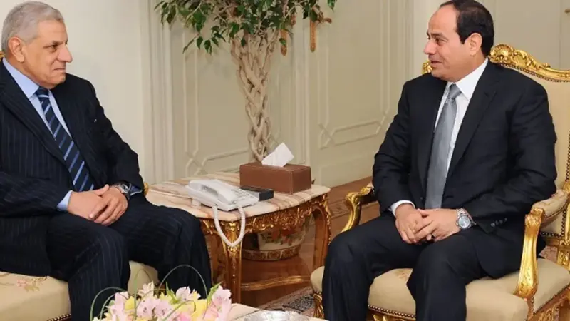 دلالات استمرار محلب بجوار السيسي رغم استقالته