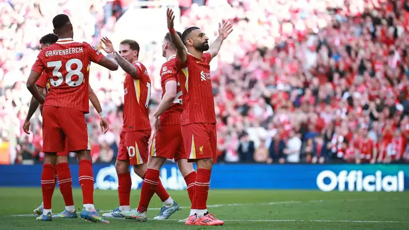 محمد صلاح يحسم الدوري الإنجليزي ويحتفل بـ"سيلفي" مع الجماهير (فيديو)