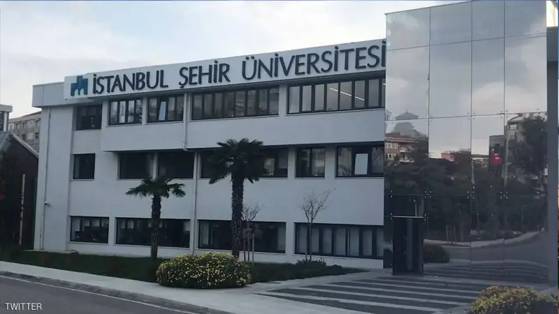 داود أوغلو يتهم أردوغان بـ"الانتقام السياسي" منه بإغلاق جامعة إسطنبول شهير