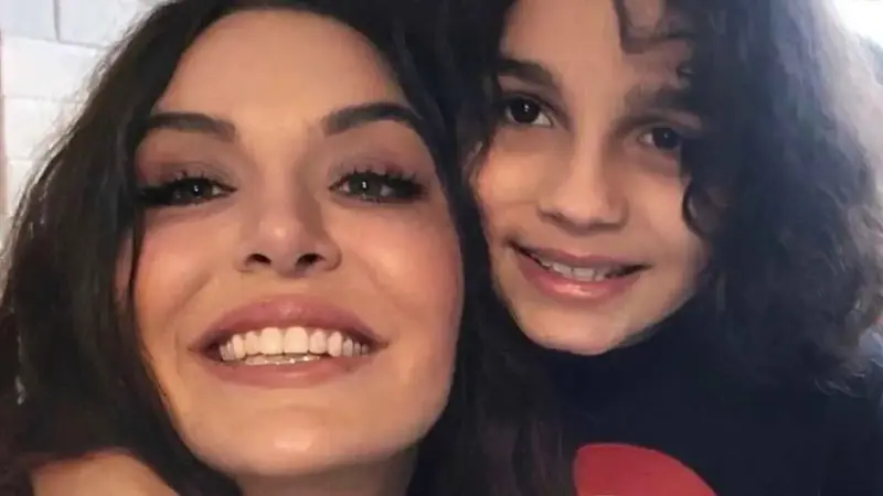 ممثلة أسترالية تقيم جنازة مؤثرة لطفلها بعد فشل "إعادة إحيائه" (فيديو)