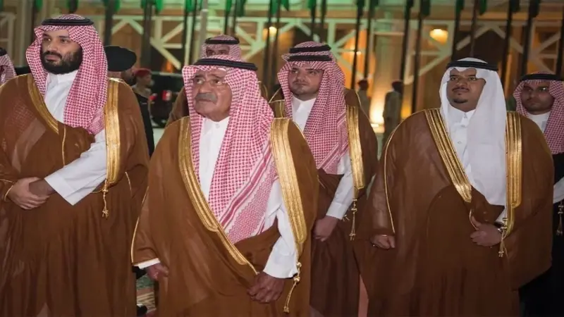 بالصور.. الحزن يأخذ مداه في نفس الأمير السعودي مقرن بن عبدالعزيز بوفاة نجله