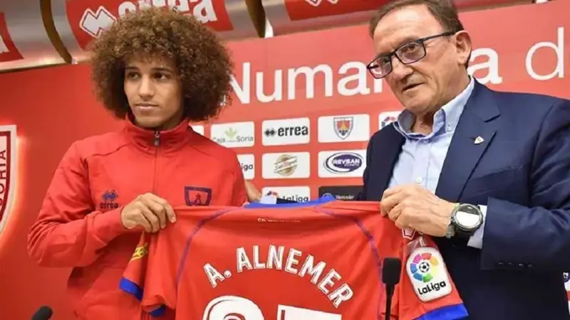 علي النمر على دكة البدلاء في مباراة نومانسيا وألباسيتي (صورة)