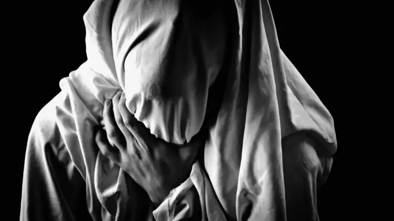 قتل أخته في حضور والدهما.. وشقيقه صوّر الجريمة (صور)