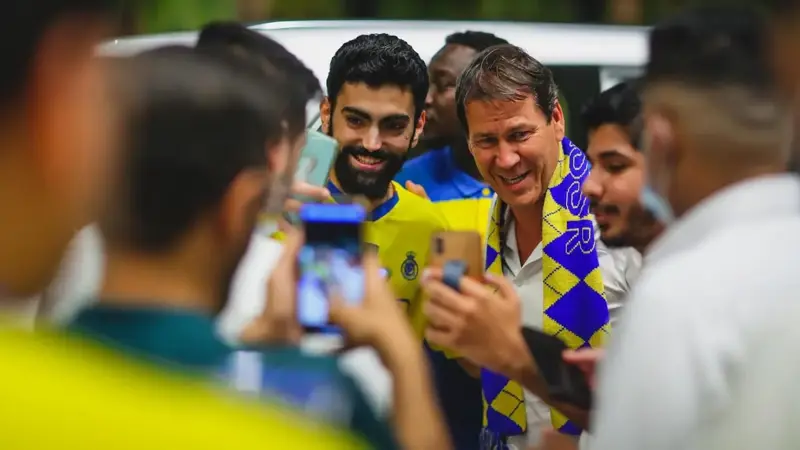 رودي غارسيا يمنع الأمن من إبعاد مشجعي النصر لالتقاط صور معهم (فيديو)