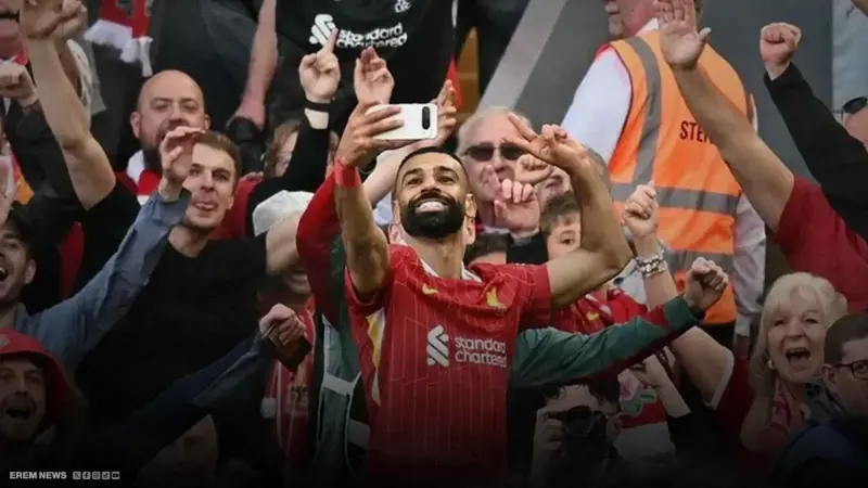 سيلفي صلاح يفجر جدلا في إنجلترا.. ما القصة؟