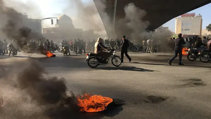 "يوم الحرائق".. أربعة مشاهد في "سبت الغضب" بإيران (فيديو)
