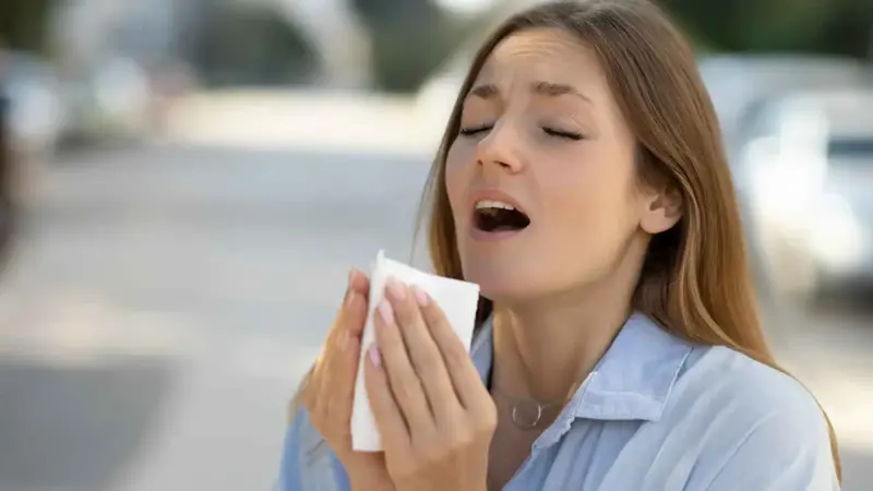 العطس مع فتح العينين.. حقيقة علمية تنفي الخرافة