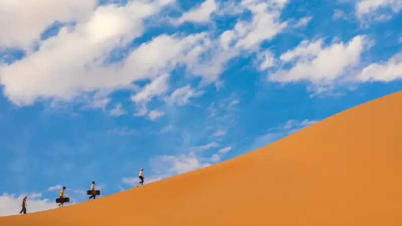 العثور على شاب إماراتي حيًا بعد اختفائه في الربع الخالي