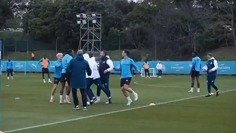 مدرب مارسيليا يشتبك بالأيدي مع لاعب الفريق (فيديو)