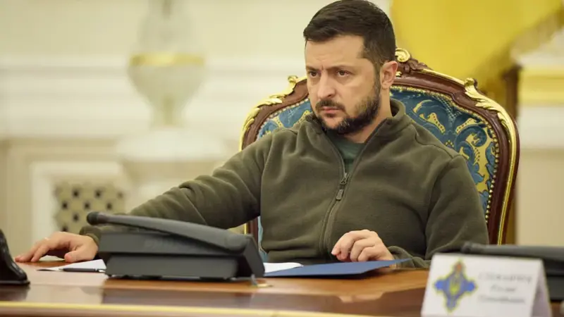 لحشد الدعم.. زيلينسكي يصل إلى براغ قبل قمة الناتو