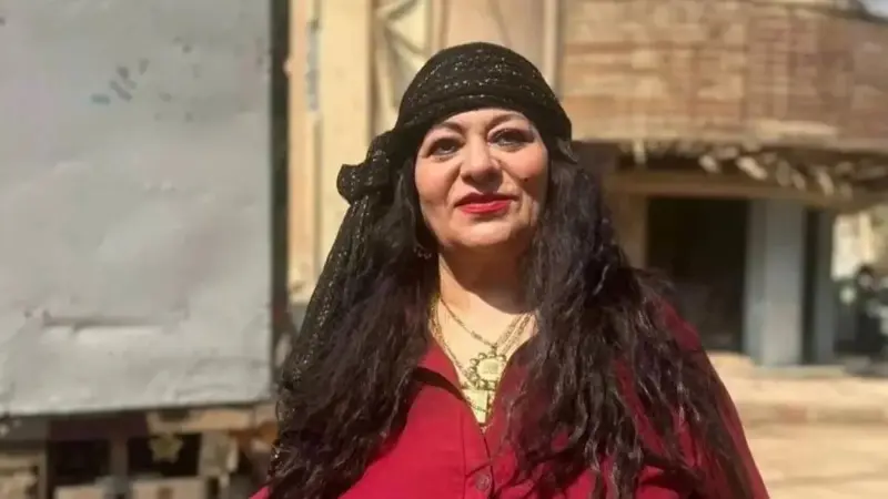 هل يستجيب حسين فهمي لطلب فريدة سيف النصر "المخجل"؟