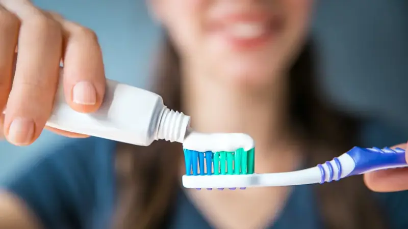 خطأ في روتين تنظيف الأسنان يسبب رائحة الفم الكريهة
