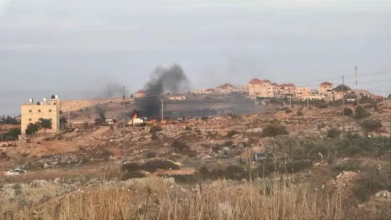 إحراق منازل ومركبات.. مستوطنون يهاجمون بلدة شرقي رام الله
