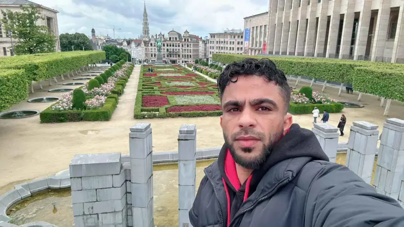 ناشط فلسطيني مشهور على متن قارب مهاجرين.. ما القصة؟