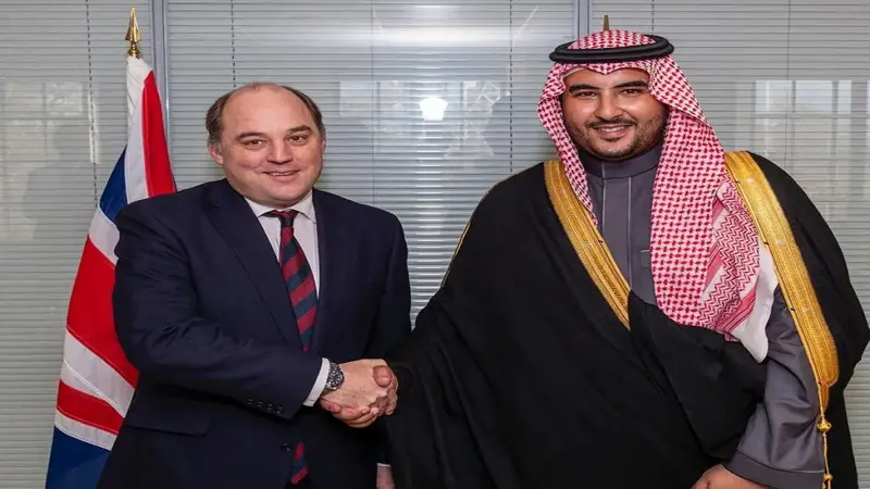 الأمير خالد بن سلمان يبحث "تحديات المنطقة" مع وزير الدفاع البريطاني