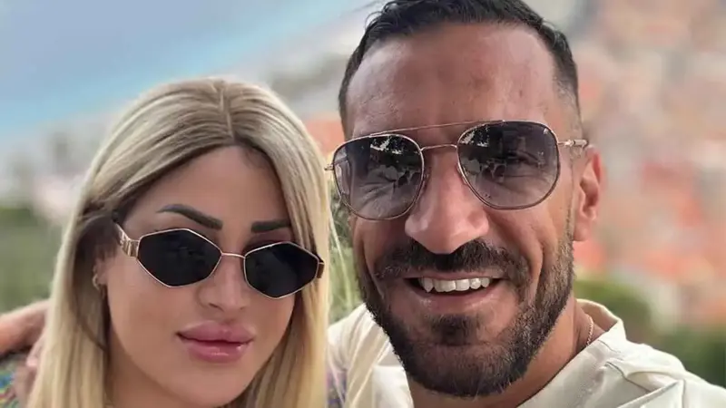 مع أنباء انتقاله إلى الصفاقسي.. 5 صور رائعة من إجازة علي معلول وزوجته في فرنسا