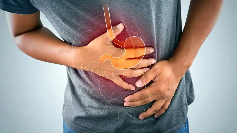 ما هي أسباب وأعراض قرحة المعدة؟