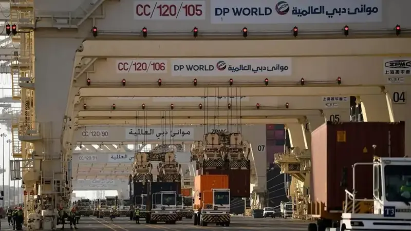 "رويترز": موانئ دبي العالمية تراجع عملياتها في روسيا‎‎