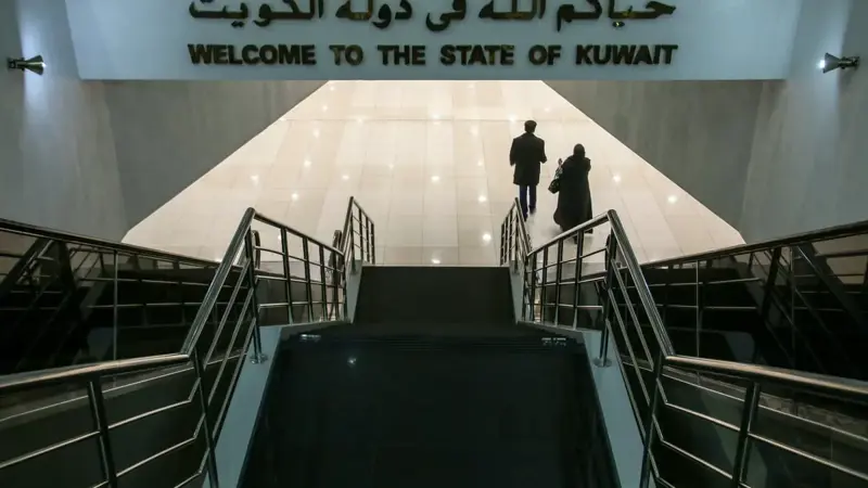 إعلان لمطار الكويت يعود لأربعين عاما يثير الجدل (فيديو)
