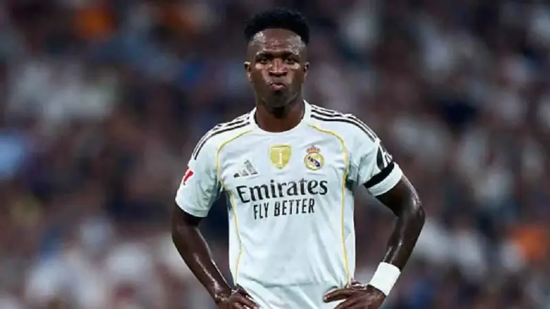 أسطورة ريال مدريد يطالب بطرد فينيسيوس جونيور