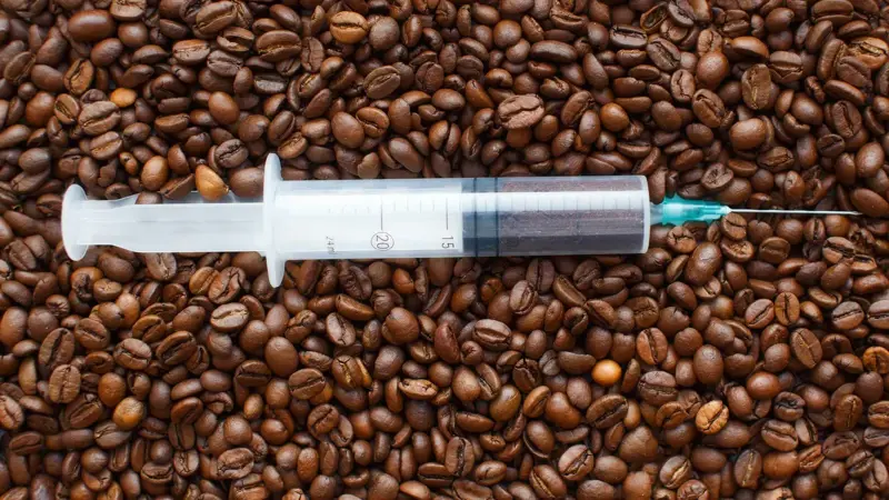 حقن القهوة.. ترند صحي خطير يفتقر للأدلة العلمية