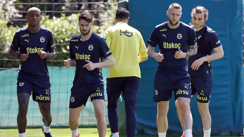 مشهد جنوني.. لاعب فنربخشه يحاول ضرب تاليسكا (فيديو)