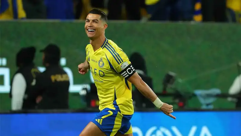 لأول مرة في السعودية.. ظهور مفاجئ لصديق كريستيانو رونالدو في مباراة النصر والفتح