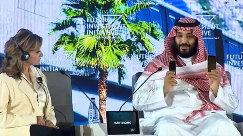 بالفيديو.. محمد بن سلمان يخرج هاتفين من جيبه لشرح مشروع "نيوم" الجديد في السعودية