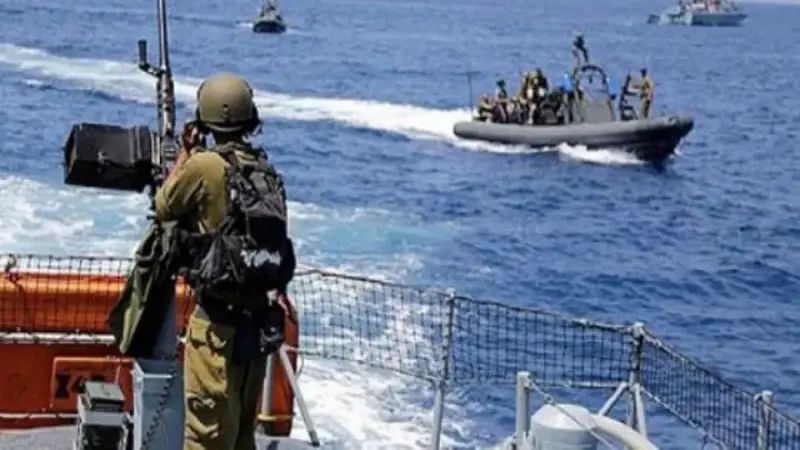 إسرائيل تهاجم الصيادين في غزة بحرًا وتتوغل برًّا