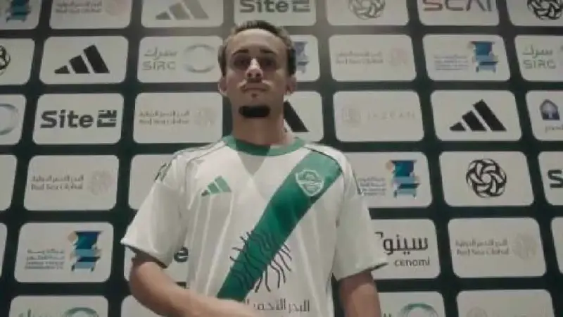 الأهلي السعودي يعلن صفقة نجم فلامنغو البرازيلي