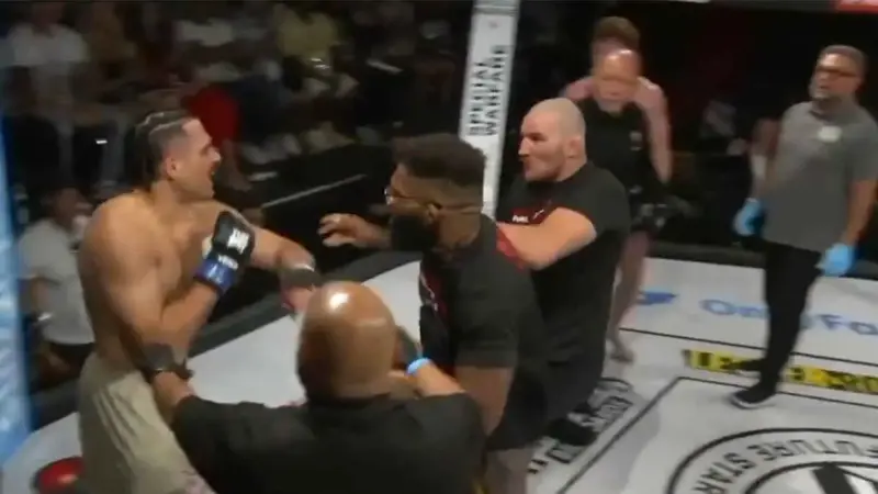 مقاتل UFC سابق يهاجم زميله داخل الحلبة (فيديو)