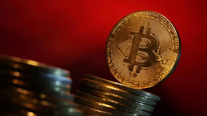 تراجعت بـ5 %.. القيمة السوقية لـ"بتكوين" تواصل الانخفاض
