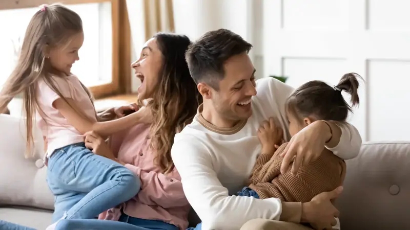 آثار نفسية وجسدية.. الضحك "أفضل علاج" لضغوط العصر