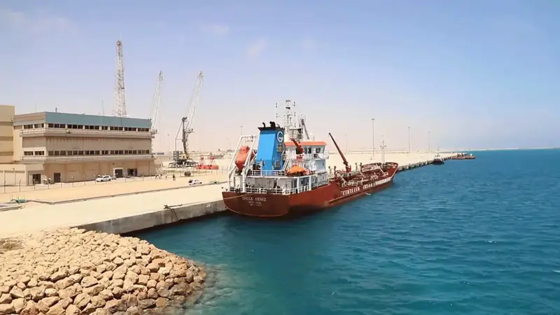 استئناف التحميل في ميناء رأس لانوف الليبي بعد إغلاقه من قبل محتجين