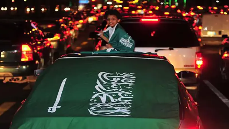 اليوم الوطني السعودي.. شبان يؤدون "العرضة" في قاع البحر (فيديو)