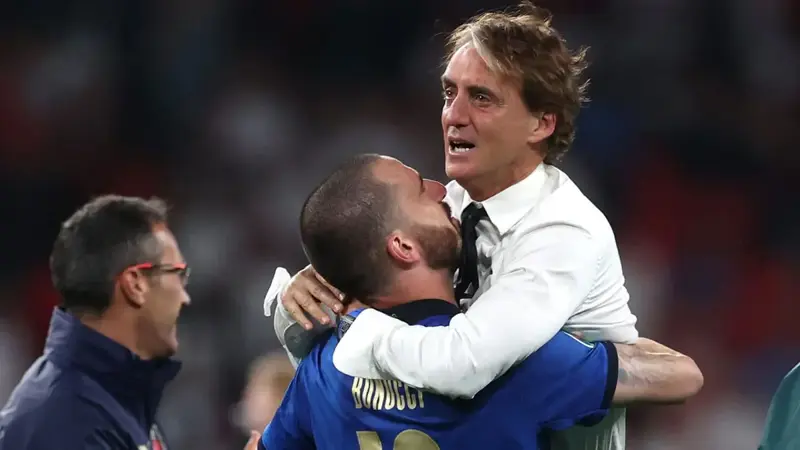 شاهد بكاء روبرتو مانشيني بعد تتويج إيطاليا بكأس الأمم الأوروبية (فيديو)