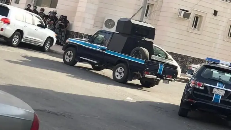السعودية.. اعتقال مطلوبين خلال مداهمة أمنية في مكة المكرمة (فيديو وصور)