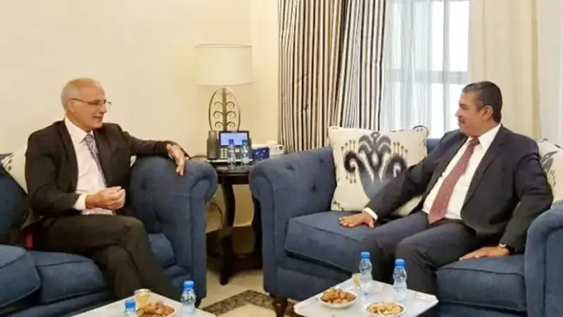بحاح يبحث مع السفير البريطاني "استعادة الدولة" والحل السياسي في اليمن