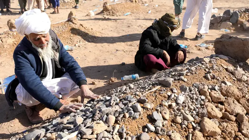 لم تسلم فيها أسرة واحدة.. بلدة أفغانية تحصي ضحايا الزلزال (فيديو)