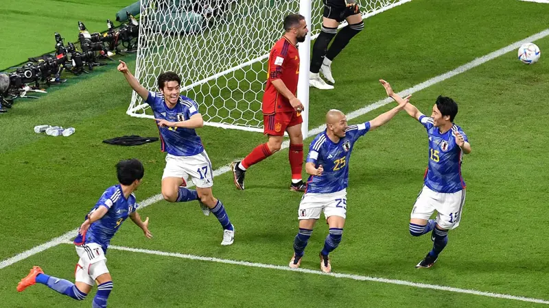 اليابان تخطف فوزًا دراميًا من إسبانيا وترافقها إلى دور الـ16 بكأس العالم (فيديو)
