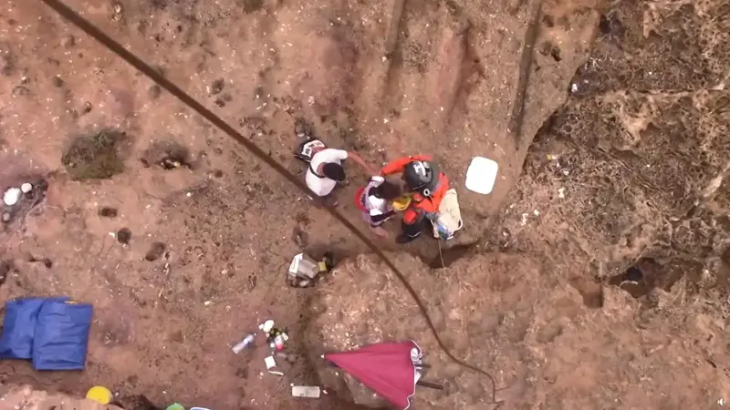 إنقاذ عائلة جزائرية علقت على صخرة بحرية (فيديو)
