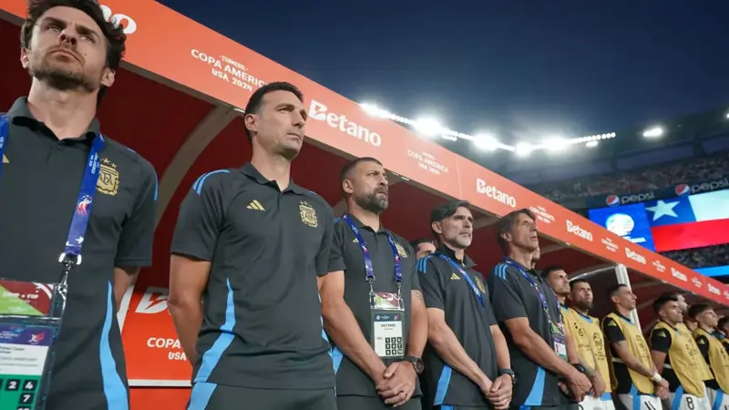 لن يتمكنا من الجلوس على مقاعد البدلاء.. إيقاف مدربي الأرجنتين وتشيلي 